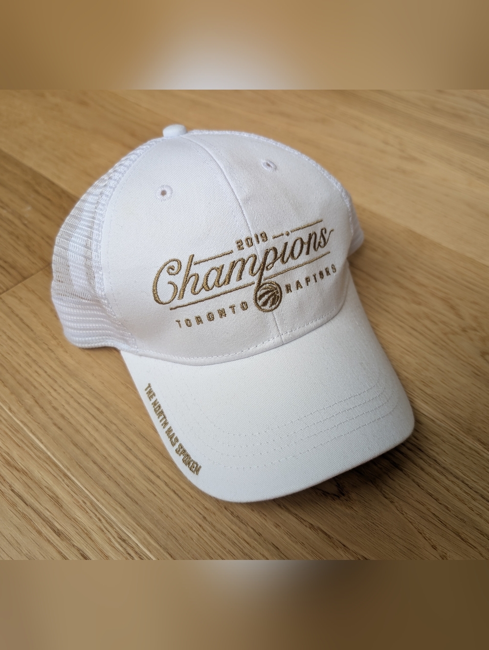 RARE, NEW TORONTO RAPTORS 2019 CHAMPIONS WHITE & GOLD MESH TRUCKER SNAPBACK HAT